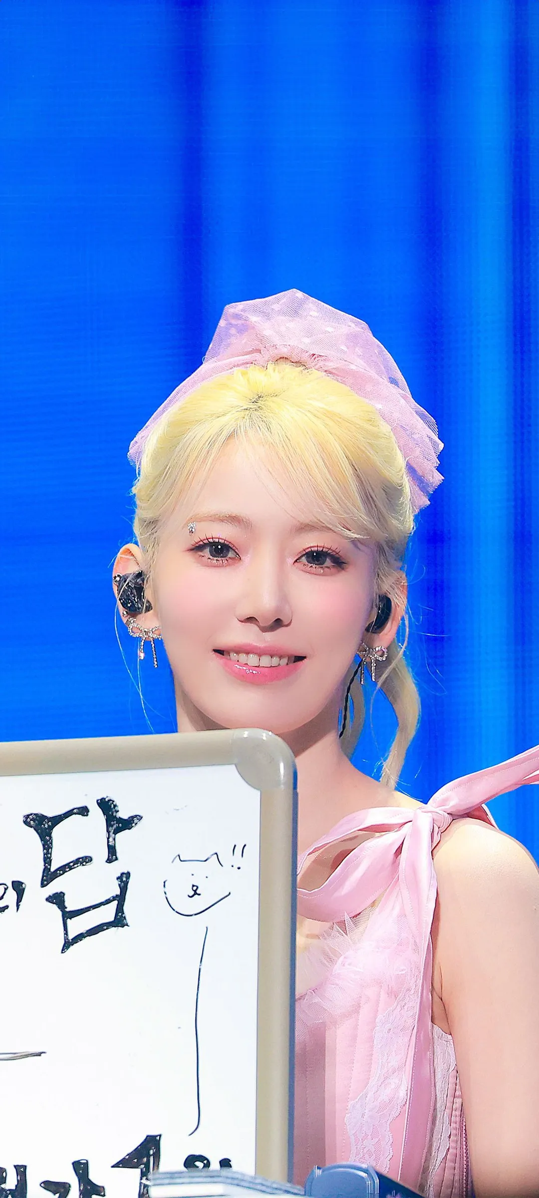Fond d'écran de verrouillage mobile Sakura Miyawaki 4K HD télécharger — IZ*ONE, LE SSERAFIM