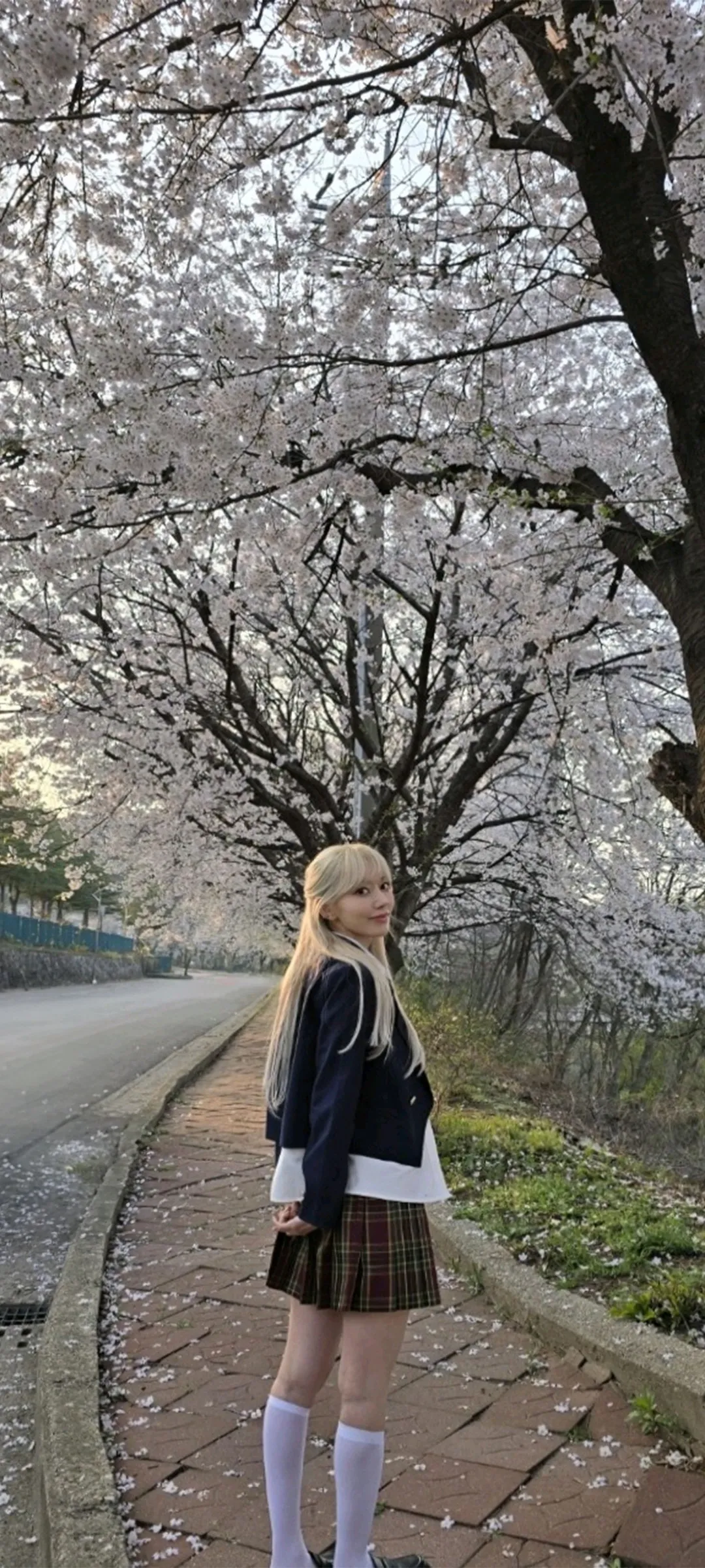 Fond d'écran de verrouillage mobile Sakura Miyawaki 4K HD télécharger — IZ*ONE, LE SSERAFIM