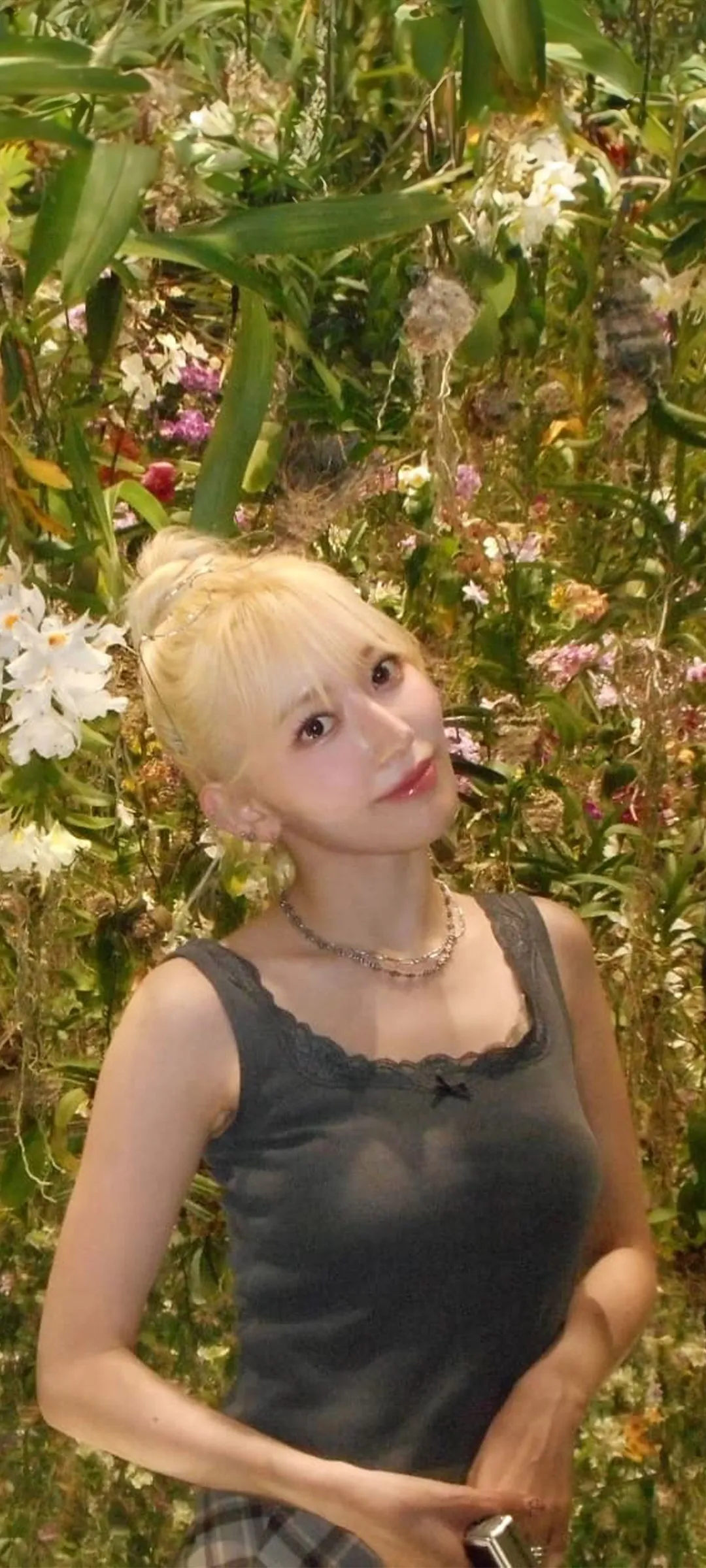 Fond d'écran de verrouillage mobile Sakura Miyawaki 4K HD télécharger — IZ*ONE, LE SSERAFIM
