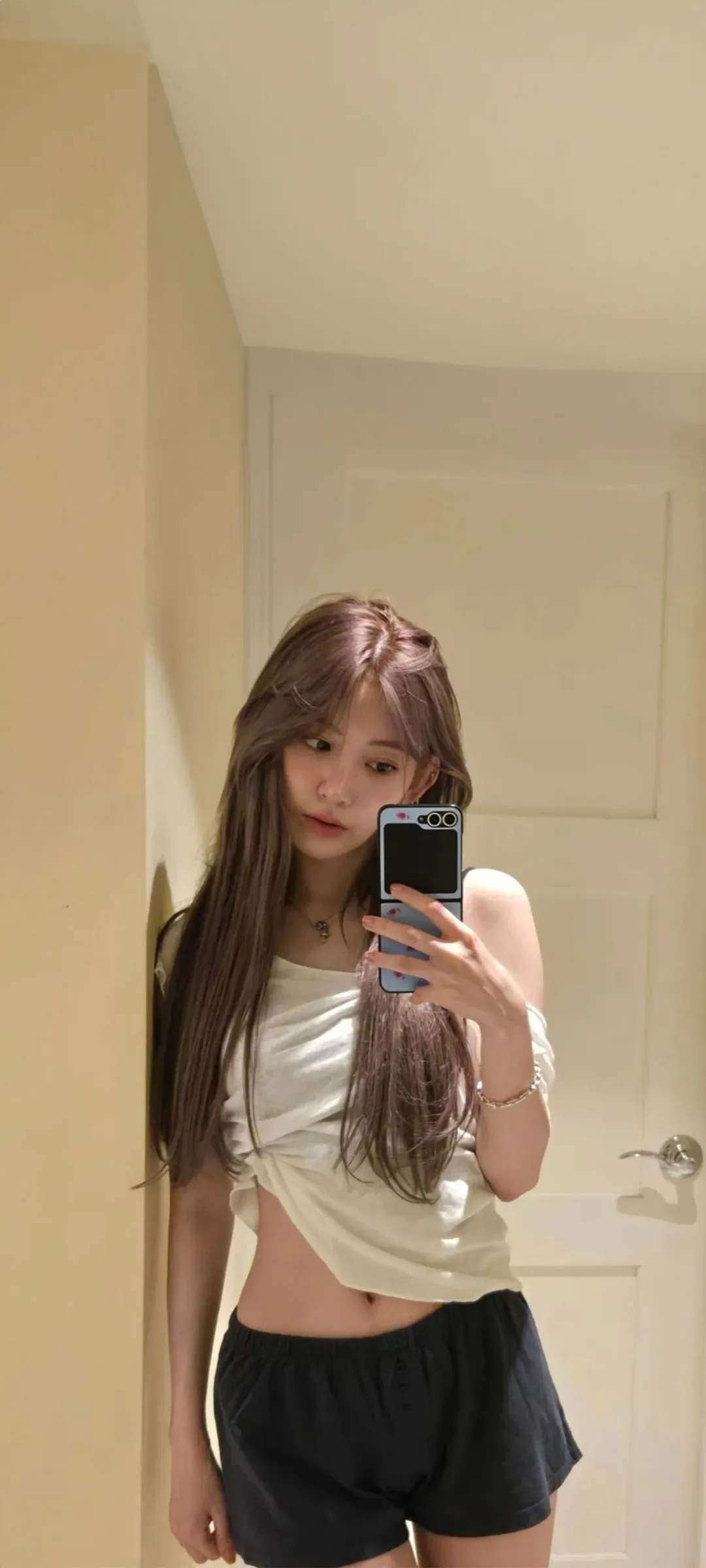 Fond d'écran de verrouillage mobile Sakura Miyawaki 4K HD télécharger — IZ*ONE, LE SSERAFIM