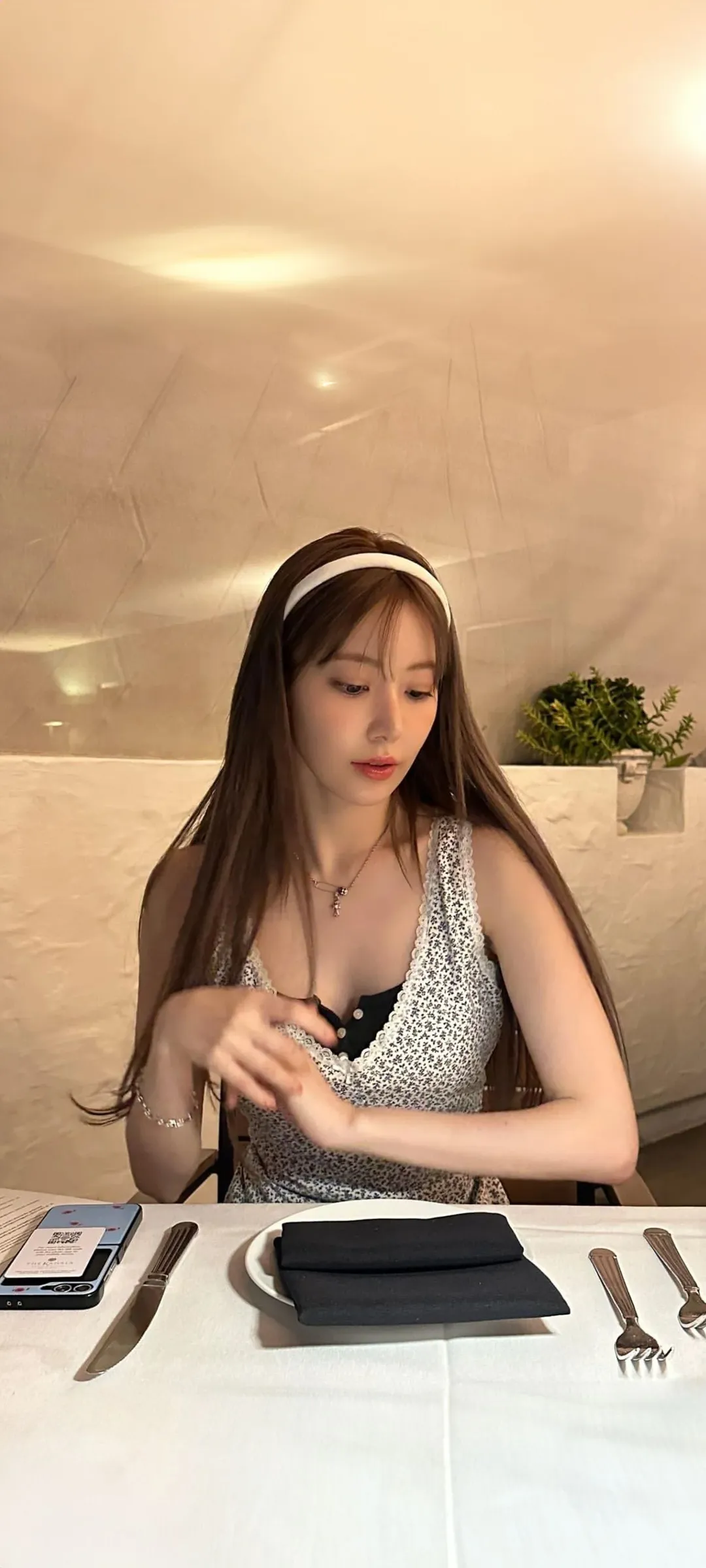 Fond d'écran de verrouillage mobile Sakura Miyawaki 4K HD télécharger — IZ*ONE, LE SSERAFIM