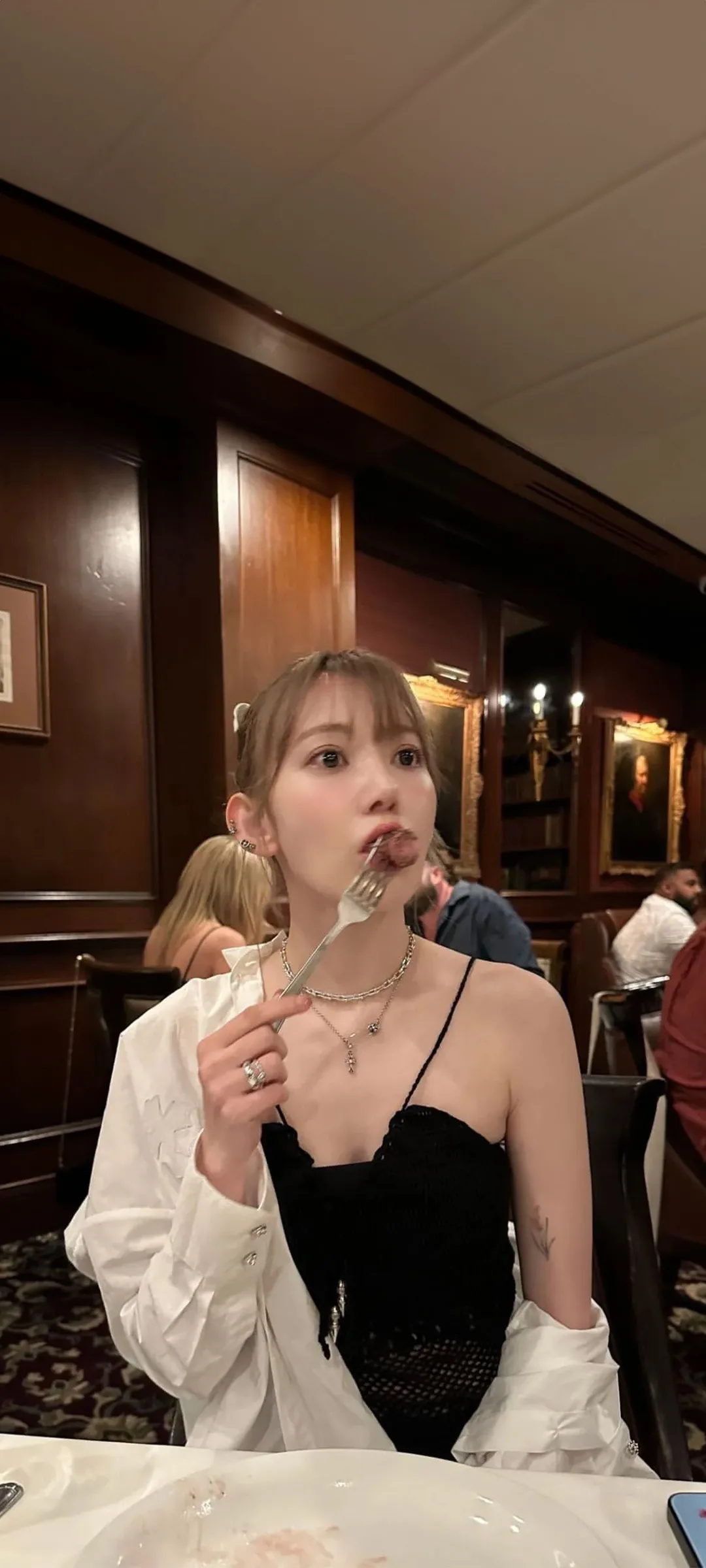 Fond d'écran de verrouillage mobile Sakura Miyawaki 4K HD télécharger — IZ*ONE, LE SSERAFIM