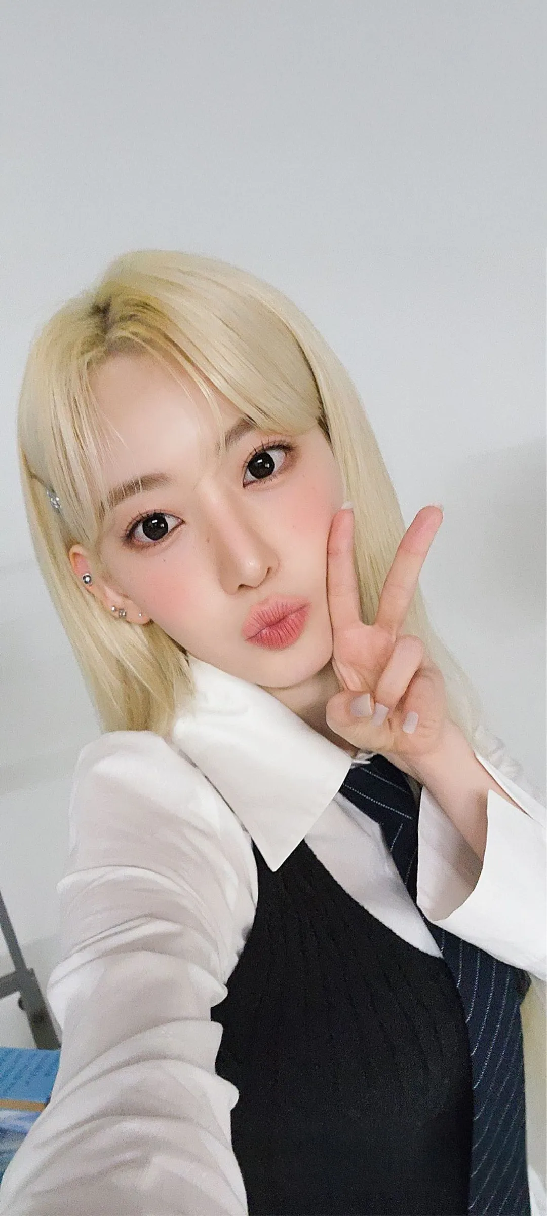 Fond d'écran de verrouillage mobile Sakura Miyawaki 4K HD télécharger — IZ*ONE, LE SSERAFIM