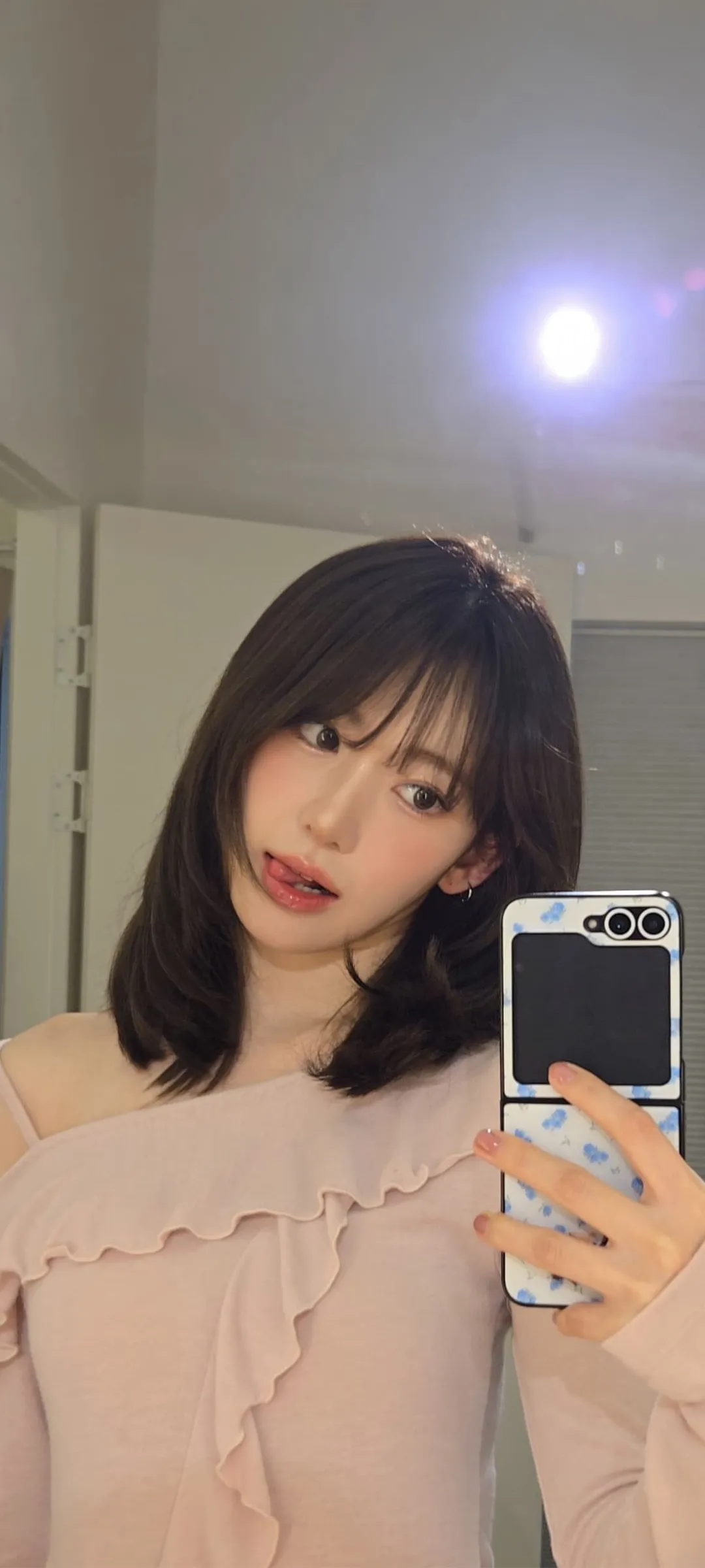 Fond d'écran de verrouillage mobile Sakura Miyawaki 4K HD télécharger — IZ*ONE, LE SSERAFIM