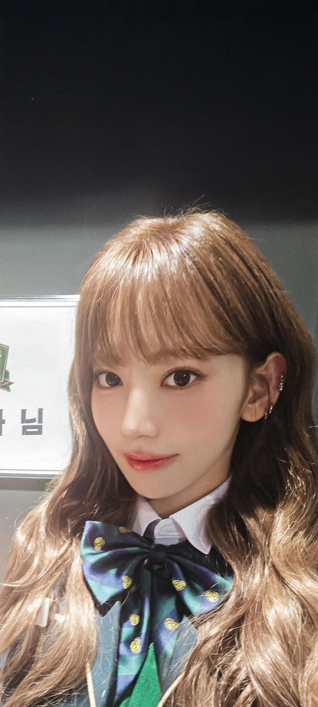 Fond d'écran de verrouillage mobile Sakura Miyawaki 4K HD télécharger — IZ*ONE, LE SSERAFIM