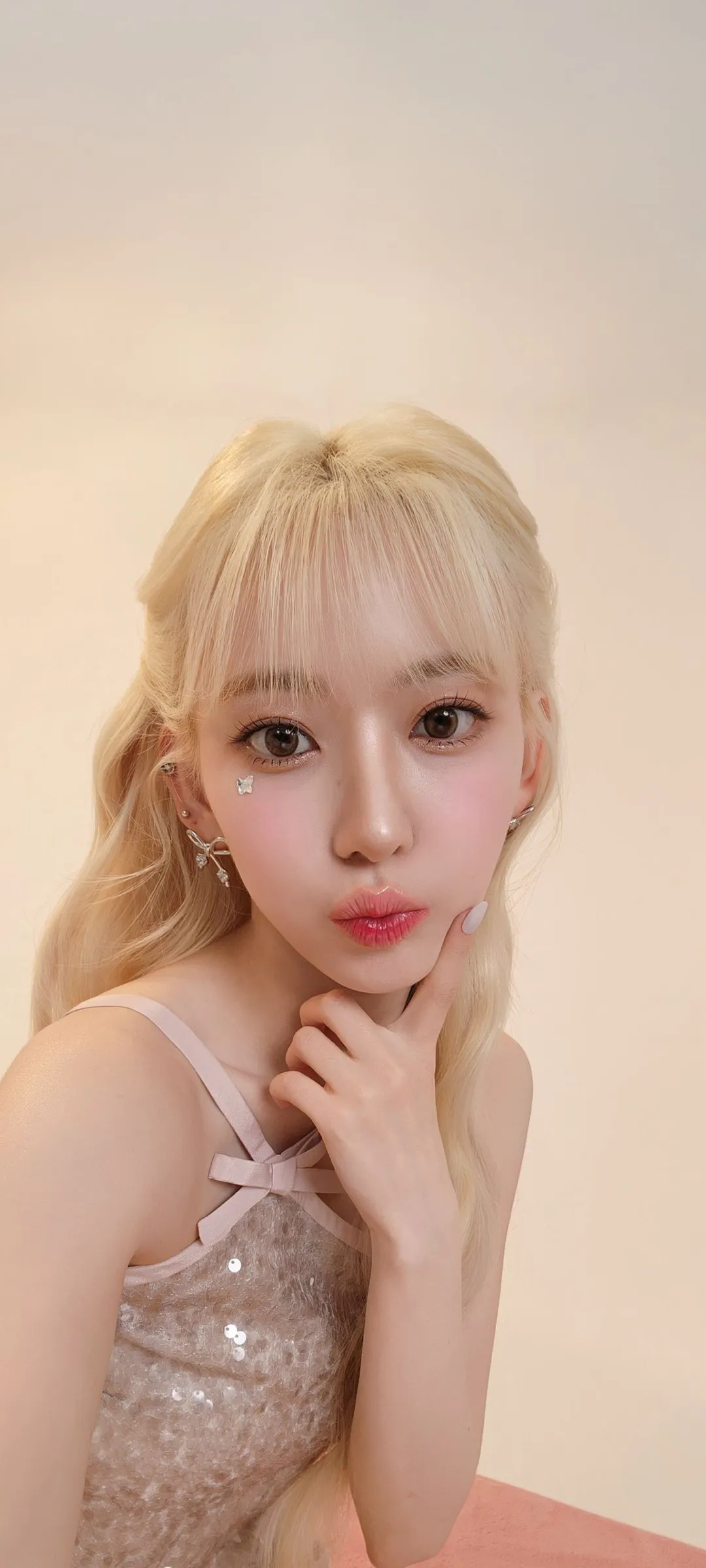 Fond d'écran de verrouillage mobile Sakura Miyawaki 4K HD télécharger — IZ*ONE, LE SSERAFIM