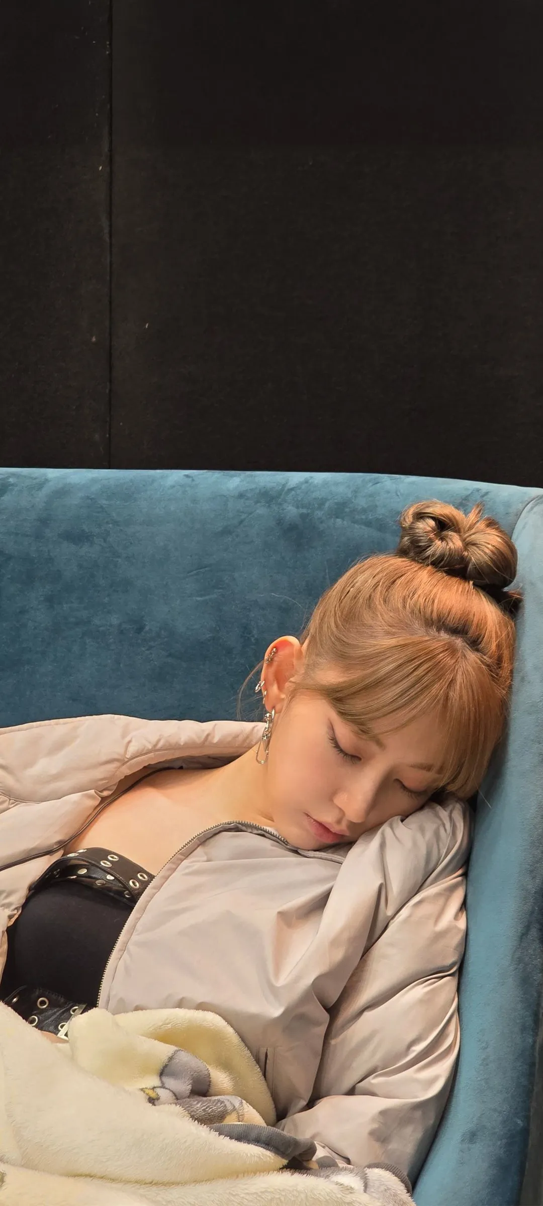 Fond d'écran de verrouillage mobile Sakura Miyawaki 4K HD télécharger — IZ*ONE, LE SSERAFIM