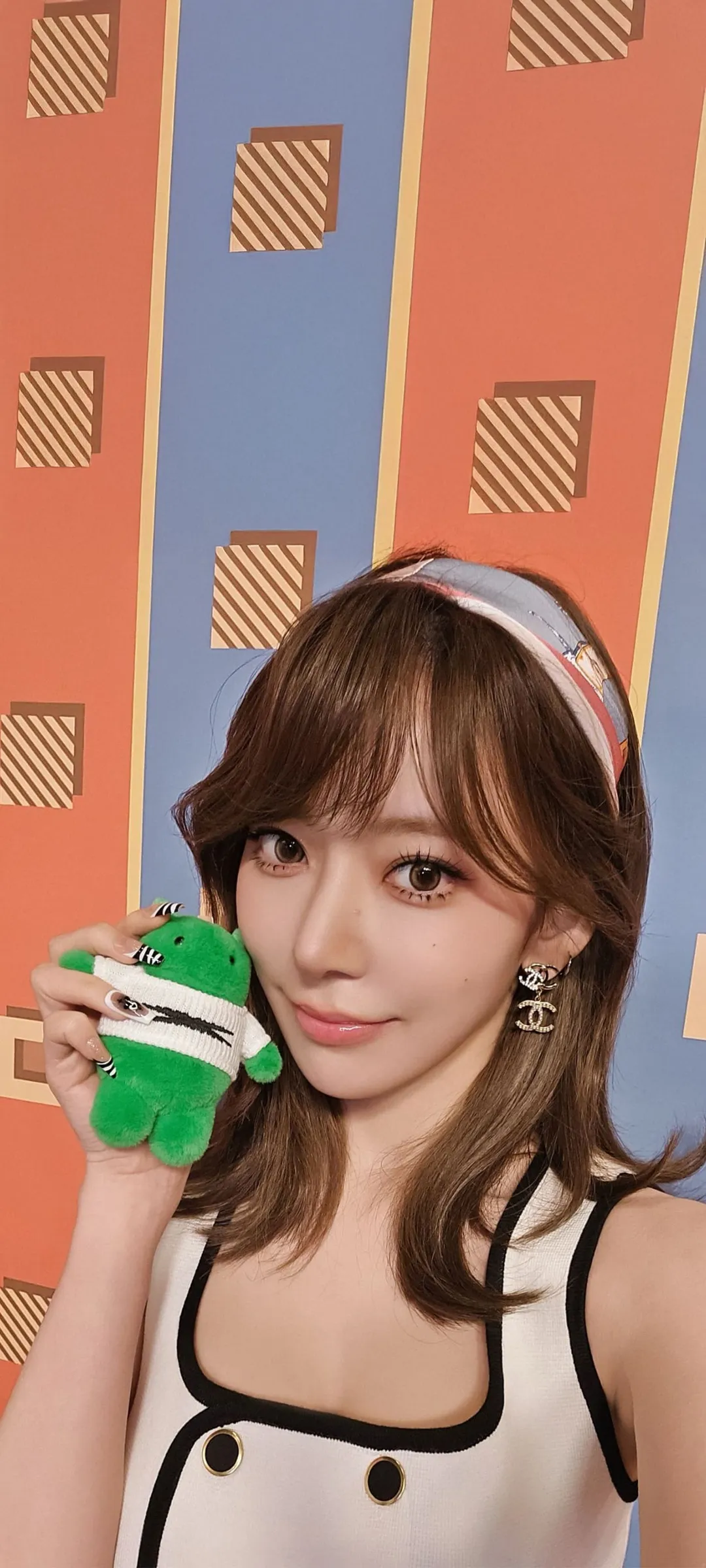 Fond d'écran de verrouillage mobile Sakura Miyawaki 4K HD télécharger — IZ*ONE, LE SSERAFIM