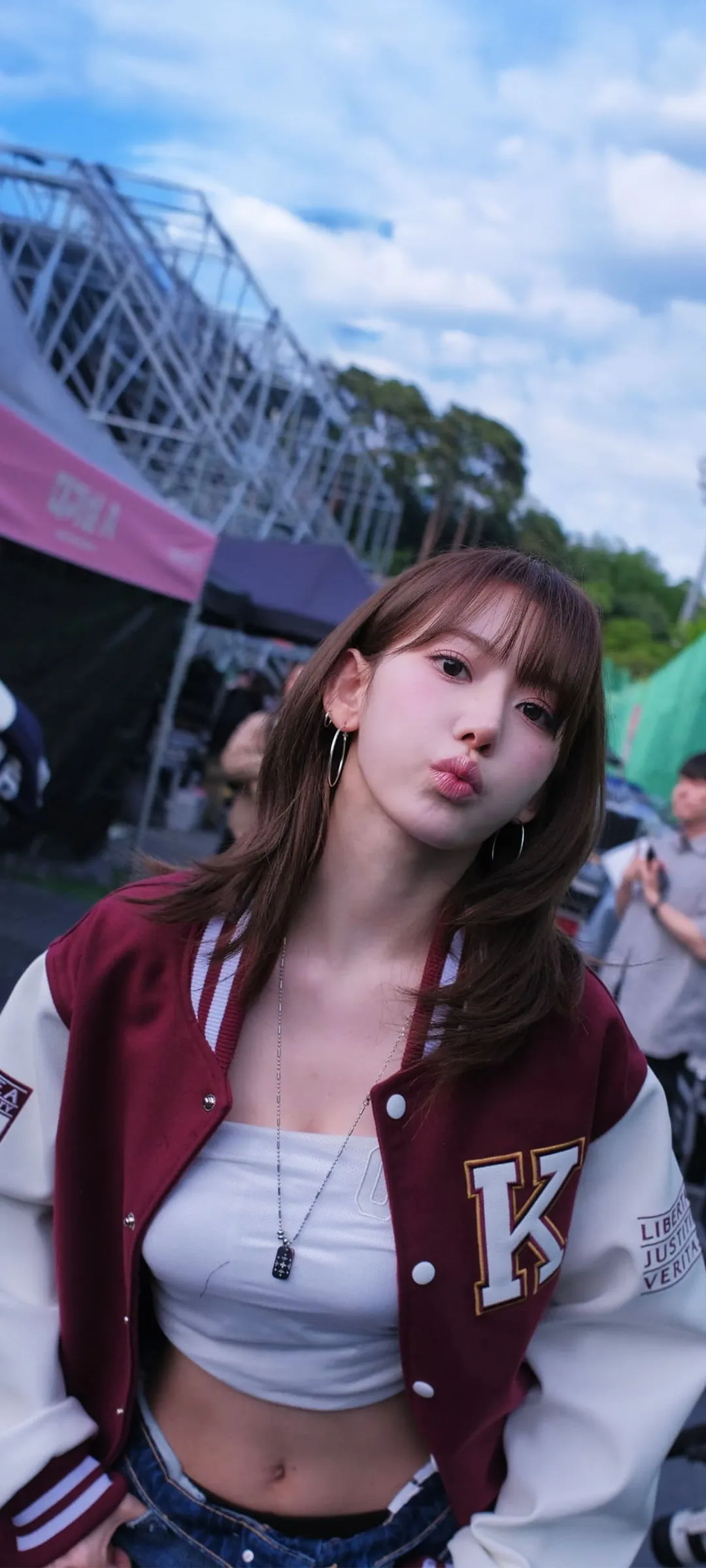 Fond d'écran de verrouillage mobile Sakura Miyawaki 4K HD télécharger — IZ*ONE, LE SSERAFIM