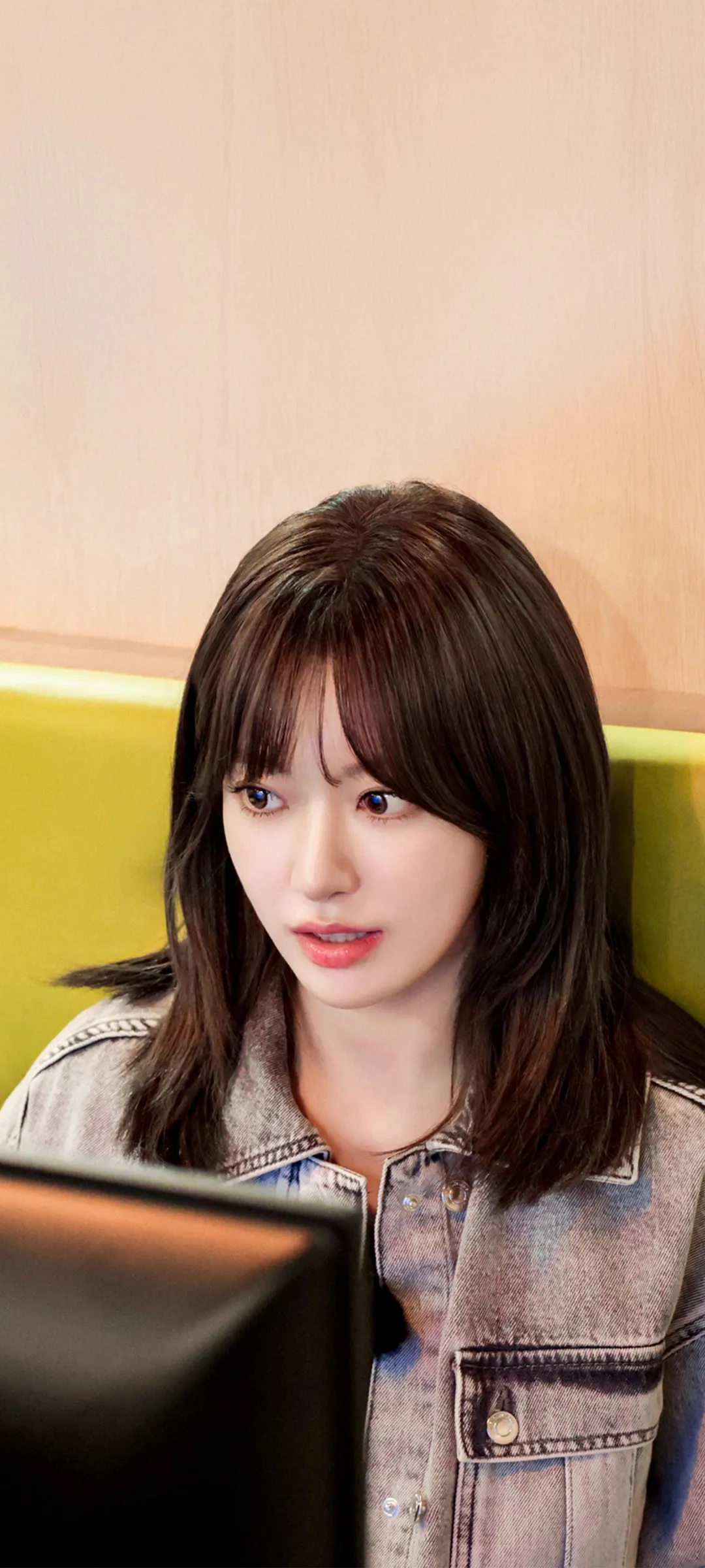 Fond d'écran de verrouillage mobile Sakura Miyawaki 4K HD télécharger — IZ*ONE, LE SSERAFIM