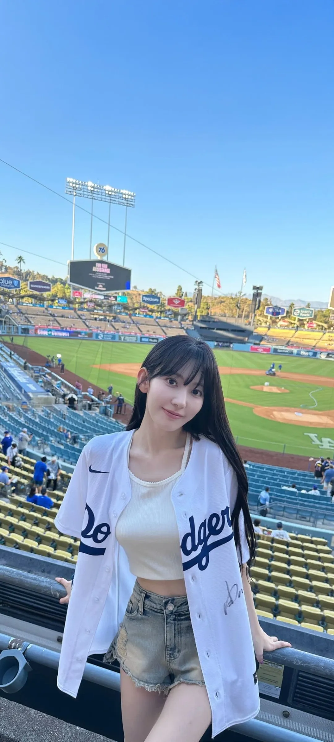 Fond d'écran de verrouillage mobile Sakura Miyawaki 4K HD télécharger — IZ*ONE, LE SSERAFIM
