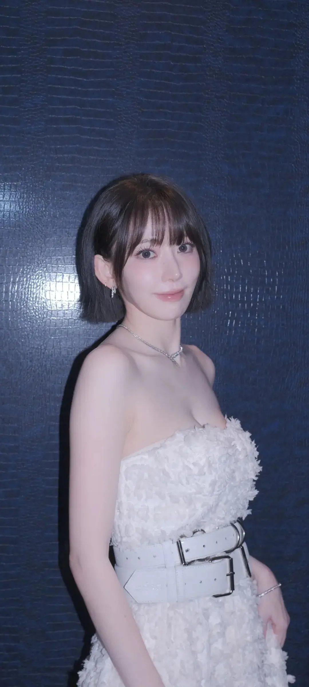 宮脇咲良 スマホロック画面壁紙 4K HD ダウンロード — アイズワン, LE SSERAFIM