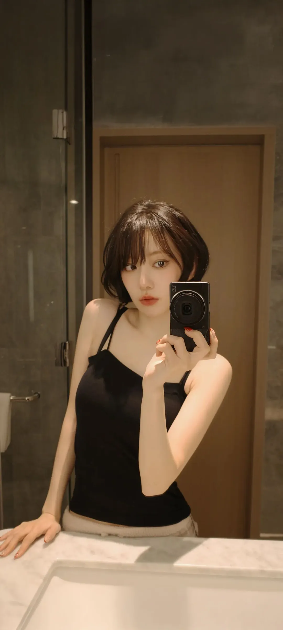 Fond d'écran de verrouillage mobile Sakura Miyawaki 4K HD télécharger — IZ*ONE, LE SSERAFIM