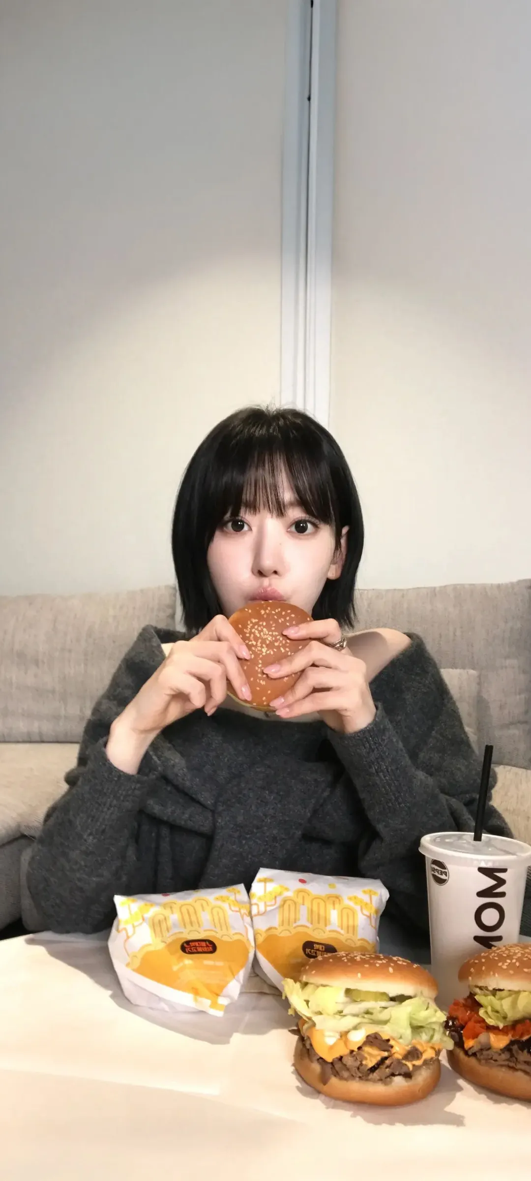 Fond d'écran de verrouillage mobile Sakura Miyawaki 4K HD télécharger — IZ*ONE, LE SSERAFIM
