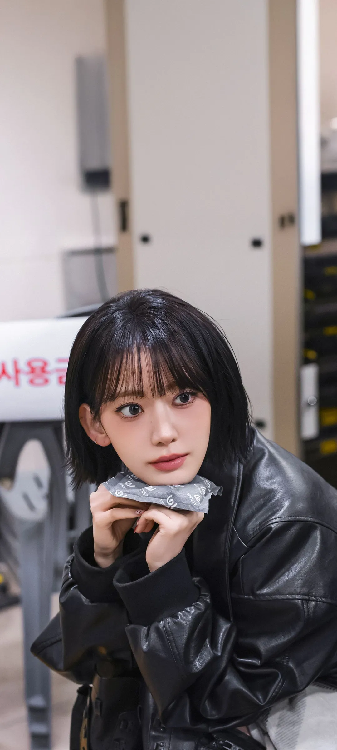 Fond d'écran de verrouillage mobile Sakura Miyawaki 4K HD télécharger — IZ*ONE, LE SSERAFIM