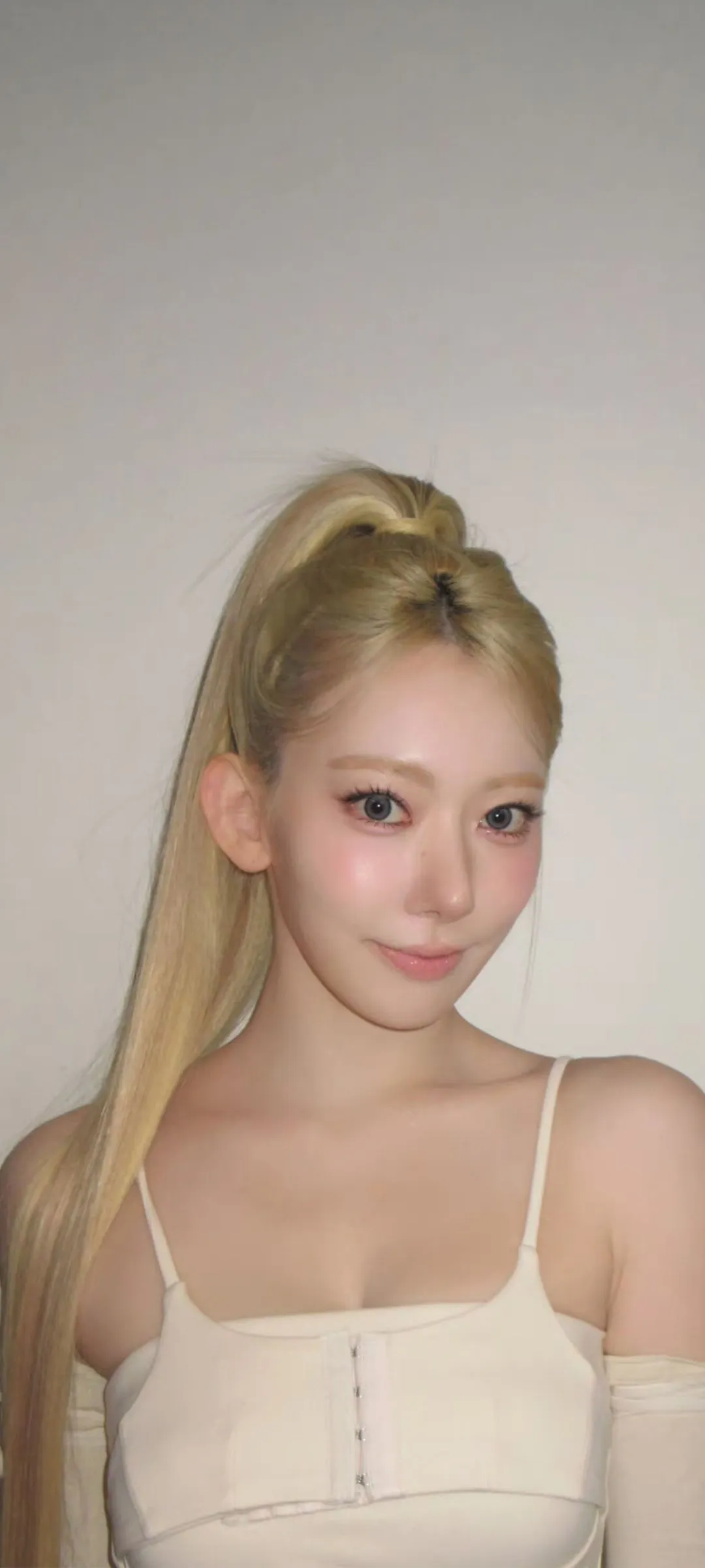Fond d'écran de verrouillage mobile Sakura Miyawaki 4K HD télécharger — IZ*ONE, LE SSERAFIM