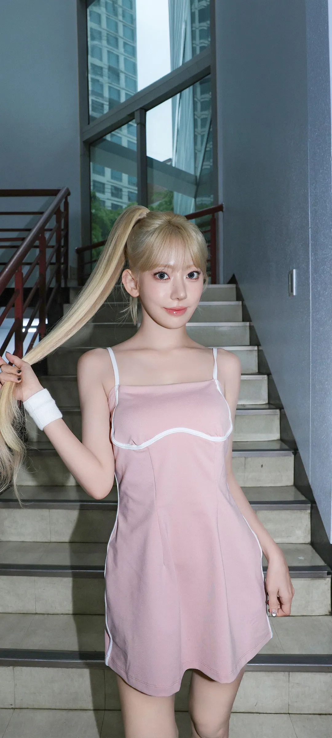 Fond d'écran de verrouillage mobile Sakura Miyawaki 4K HD télécharger — IZ*ONE, LE SSERAFIM