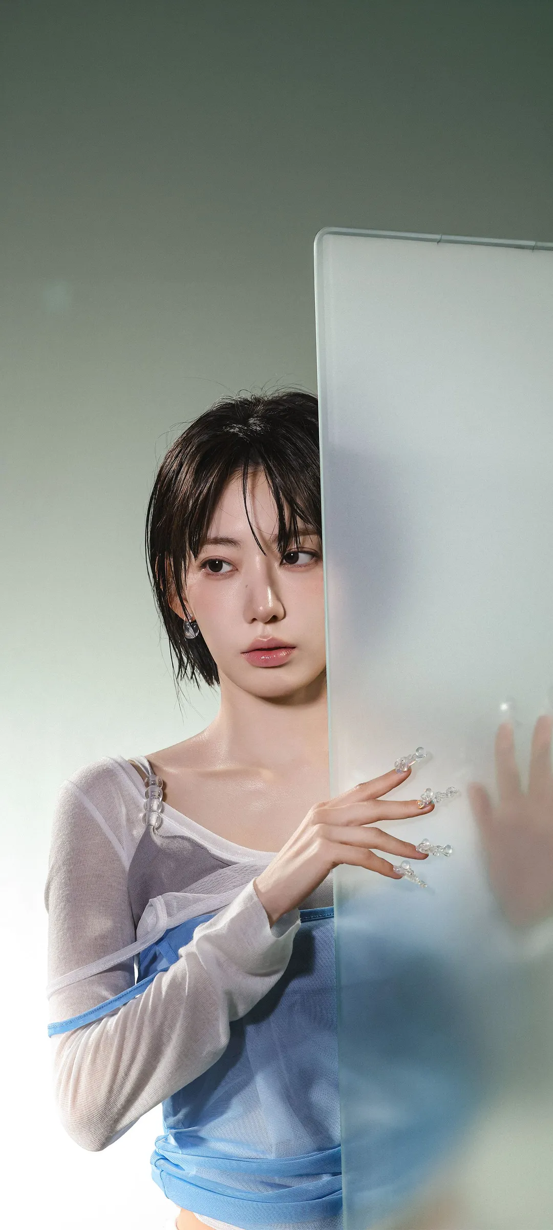 Fond d'écran de verrouillage mobile Sakura Miyawaki 4K HD télécharger — IZ*ONE, LE SSERAFIM