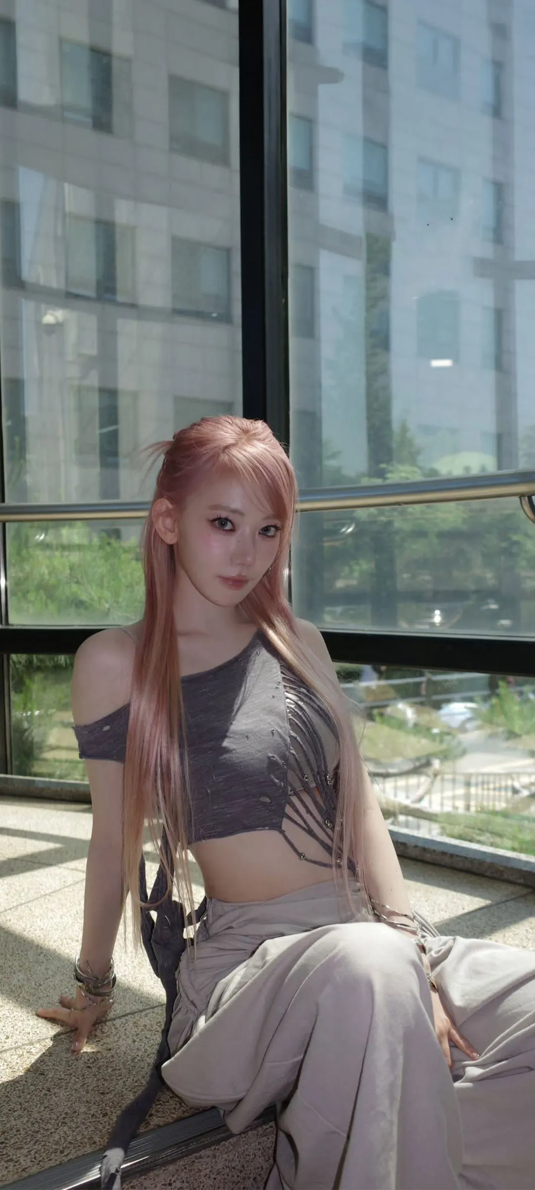 Fond d'écran de verrouillage mobile Sakura Miyawaki 4K HD télécharger — IZ*ONE, LE SSERAFIM