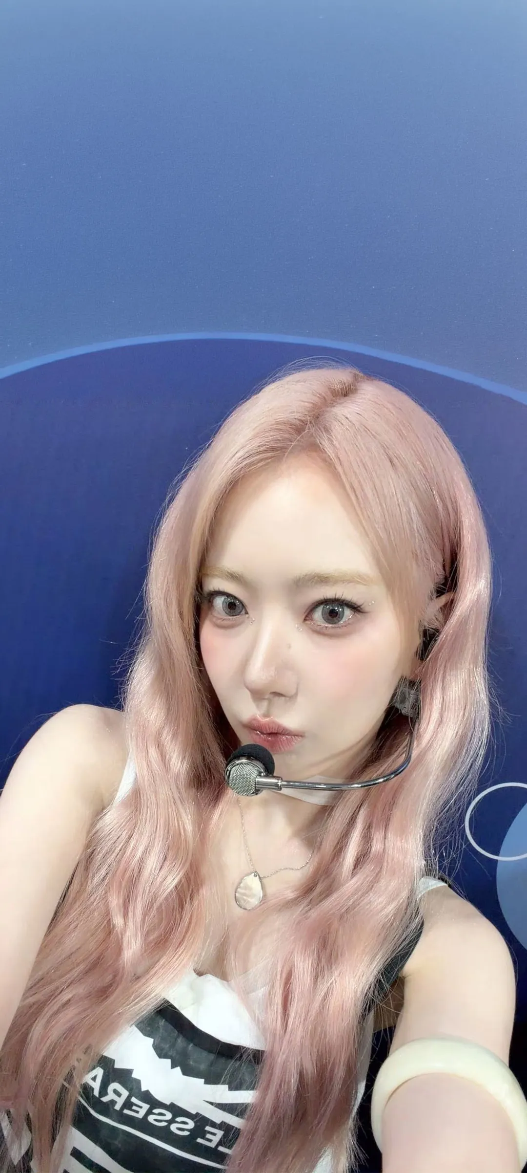 Fond d'écran de verrouillage mobile Sakura Miyawaki 4K HD télécharger — IZ*ONE, LE SSERAFIM