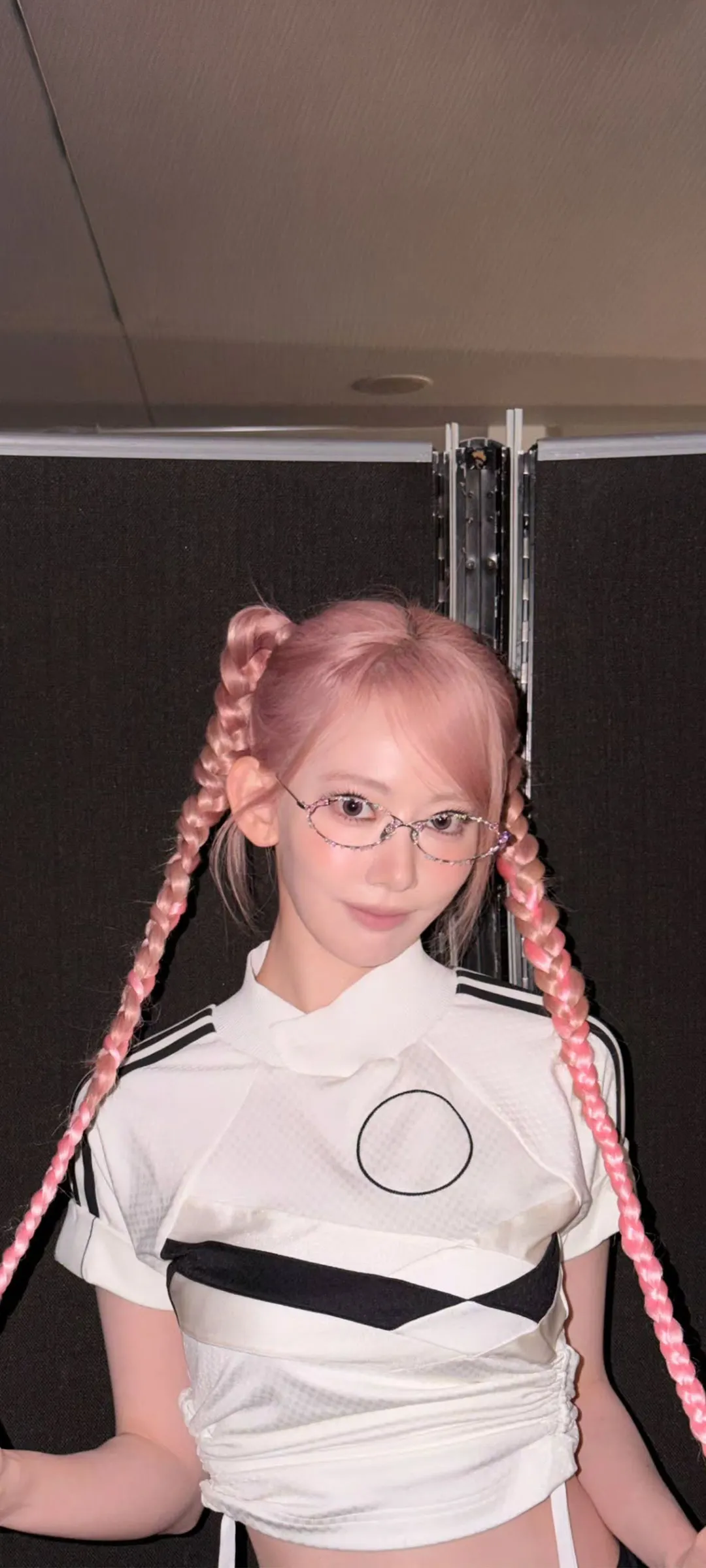 Fond d'écran de verrouillage mobile Sakura Miyawaki 4K HD télécharger — IZ*ONE, LE SSERAFIM