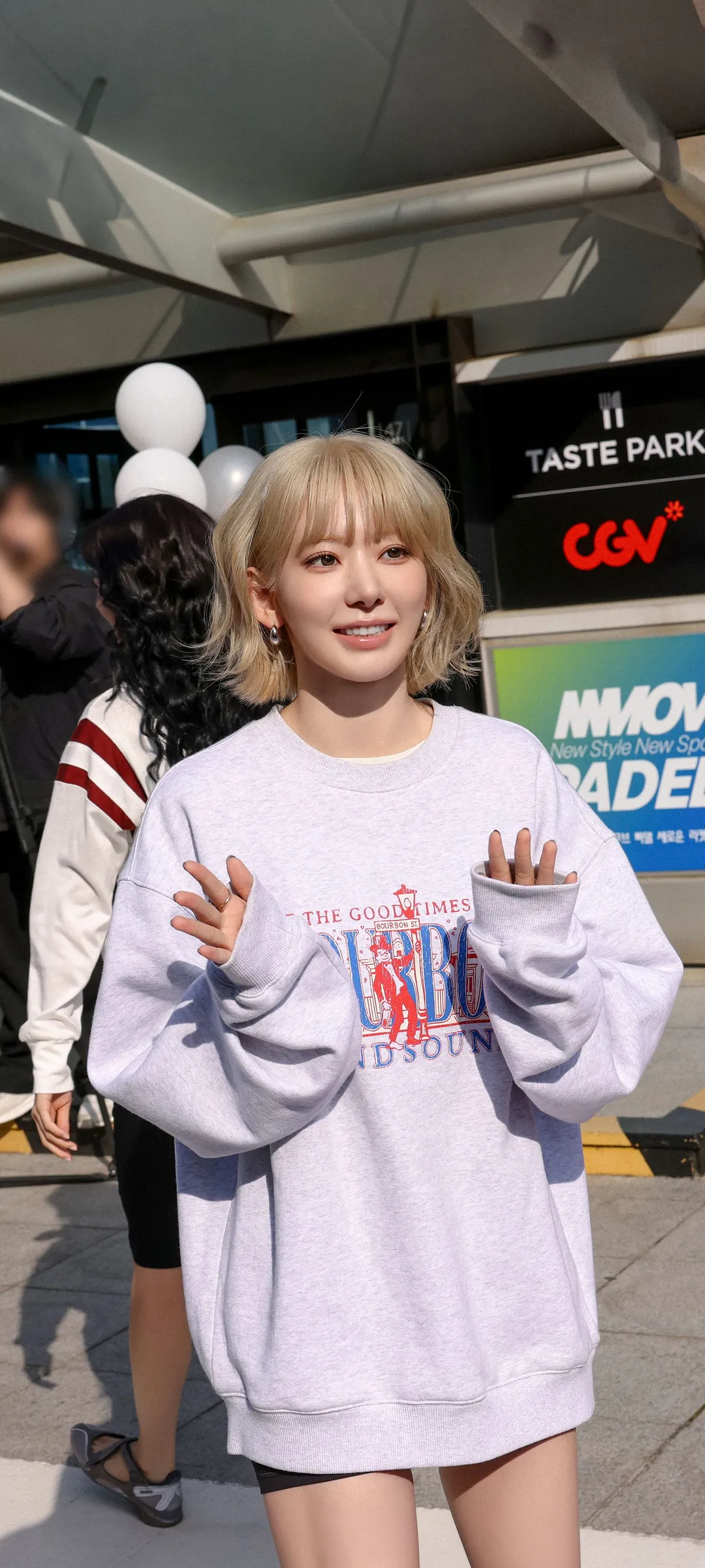 Fond d'écran de verrouillage mobile Sakura Miyawaki 4K HD télécharger — IZ*ONE, LE SSERAFIM