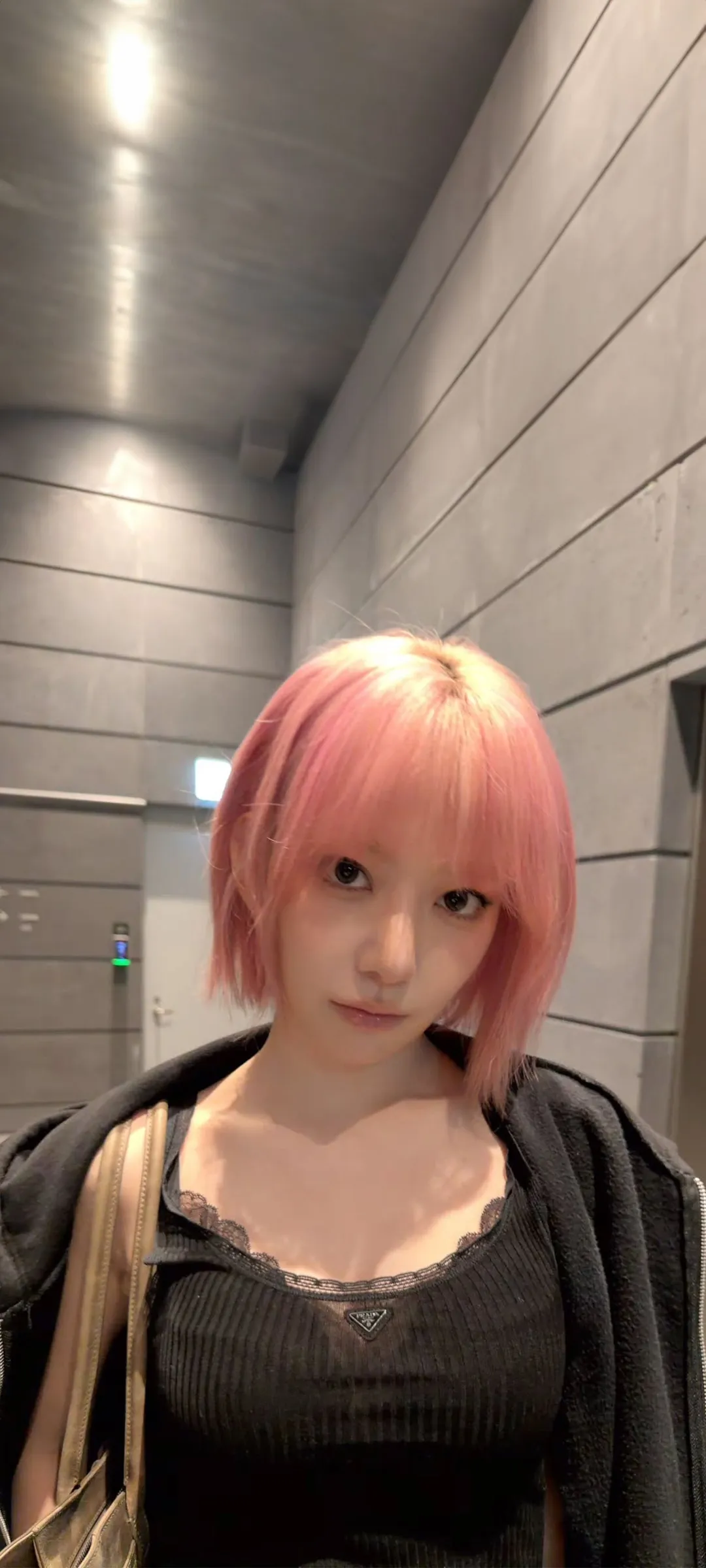Fond d'écran de verrouillage mobile Sakura Miyawaki 4K HD télécharger — IZ*ONE, LE SSERAFIM