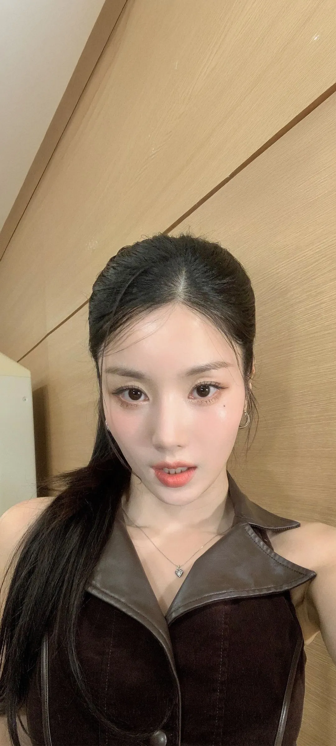 วอลเปเปอร์ หน้าจอล็อก มือถือ Kwon Eun-bi 4K HD ดาวน์โหลด — IZ*ONE