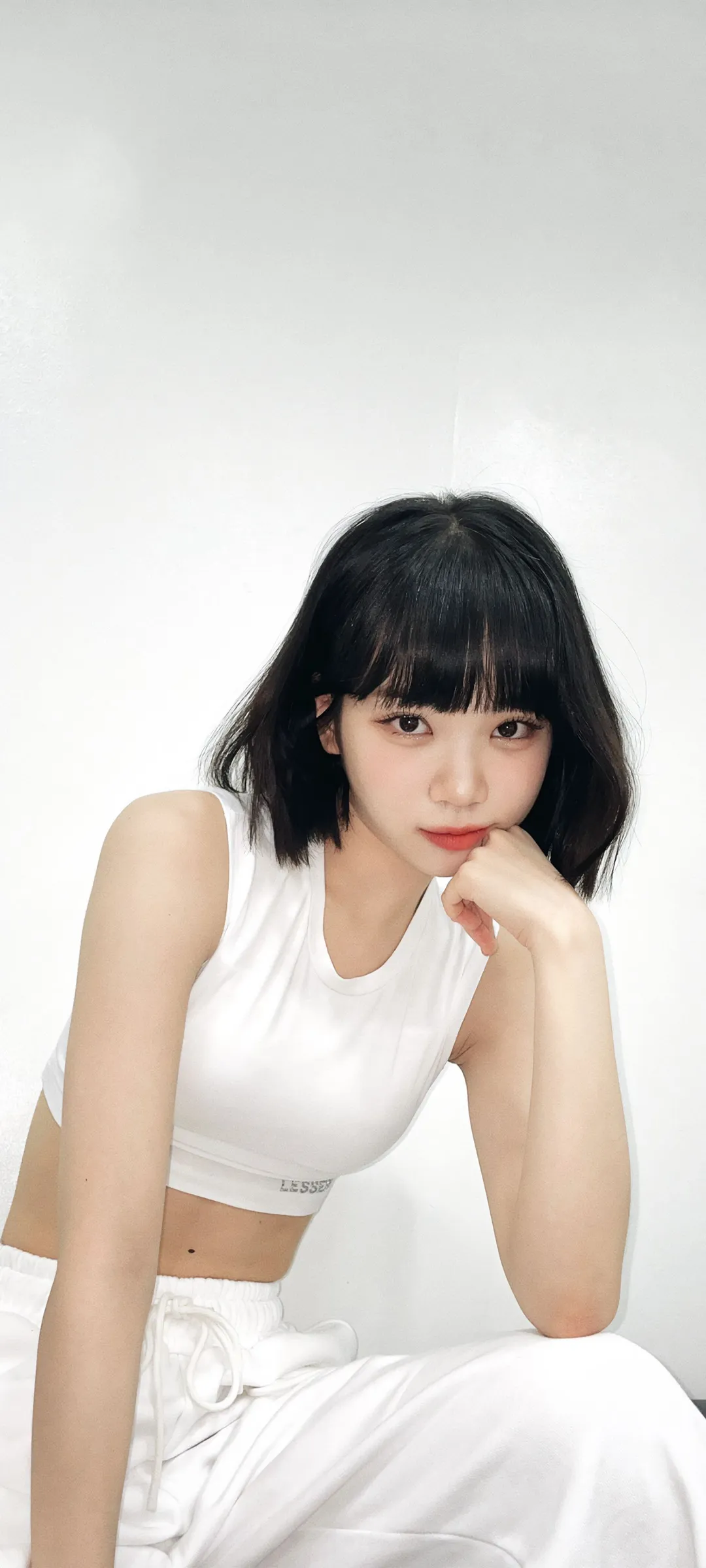 Kim Chae-won lock screen phone wallpaper 4K HD download — IZ*ONE, LE SSERAFIM
